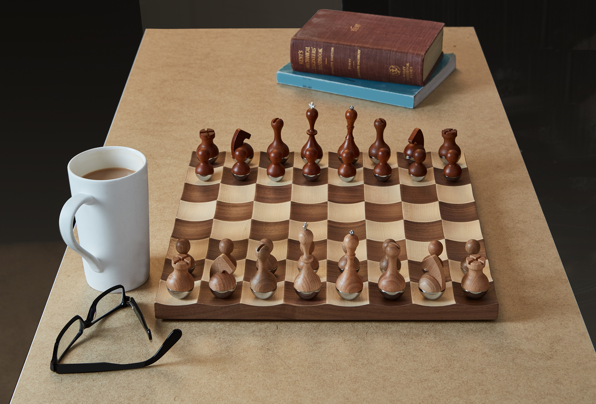 Wobble Chess Set Schachbrett Umbra