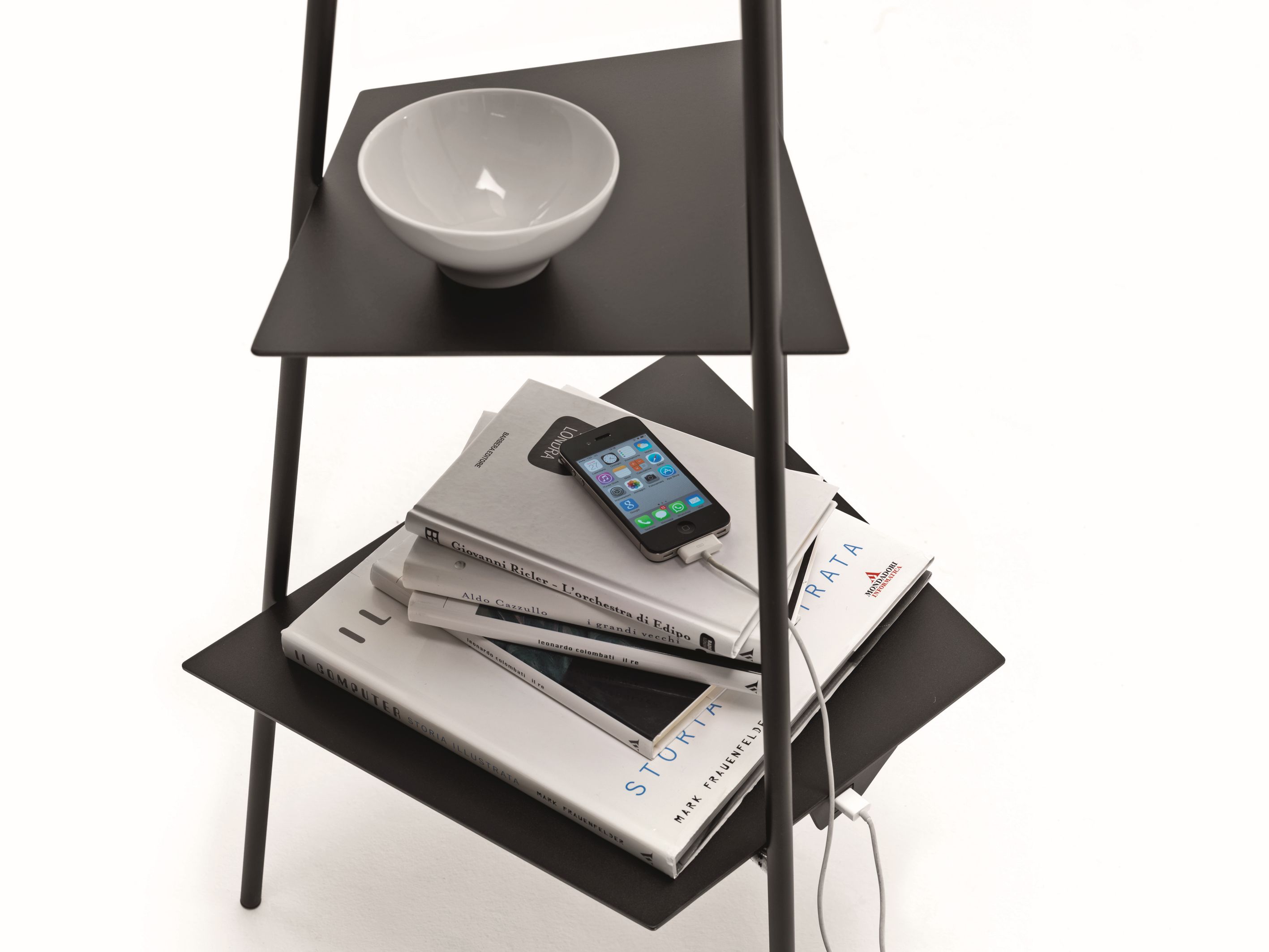 Tribeca Stehlampe schwarz von Mogg mit Ablageflächen, dekoriert mit Schale, Büchern und Smartphone.