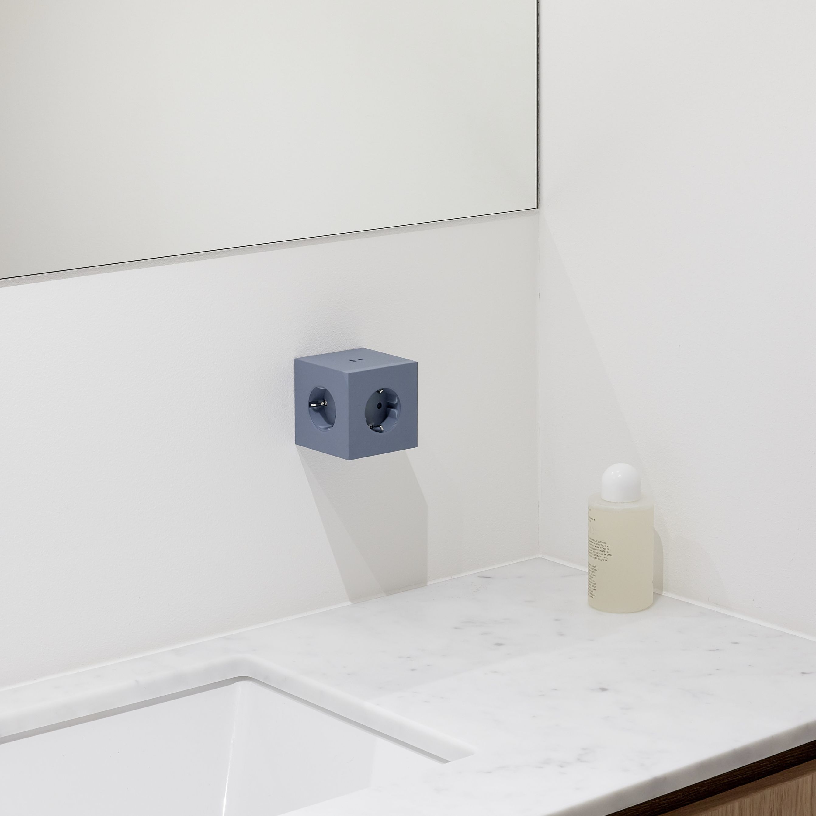 Square 2 - Avolt Steckdosenwürfel mit USB-C Shark blau dfp Design