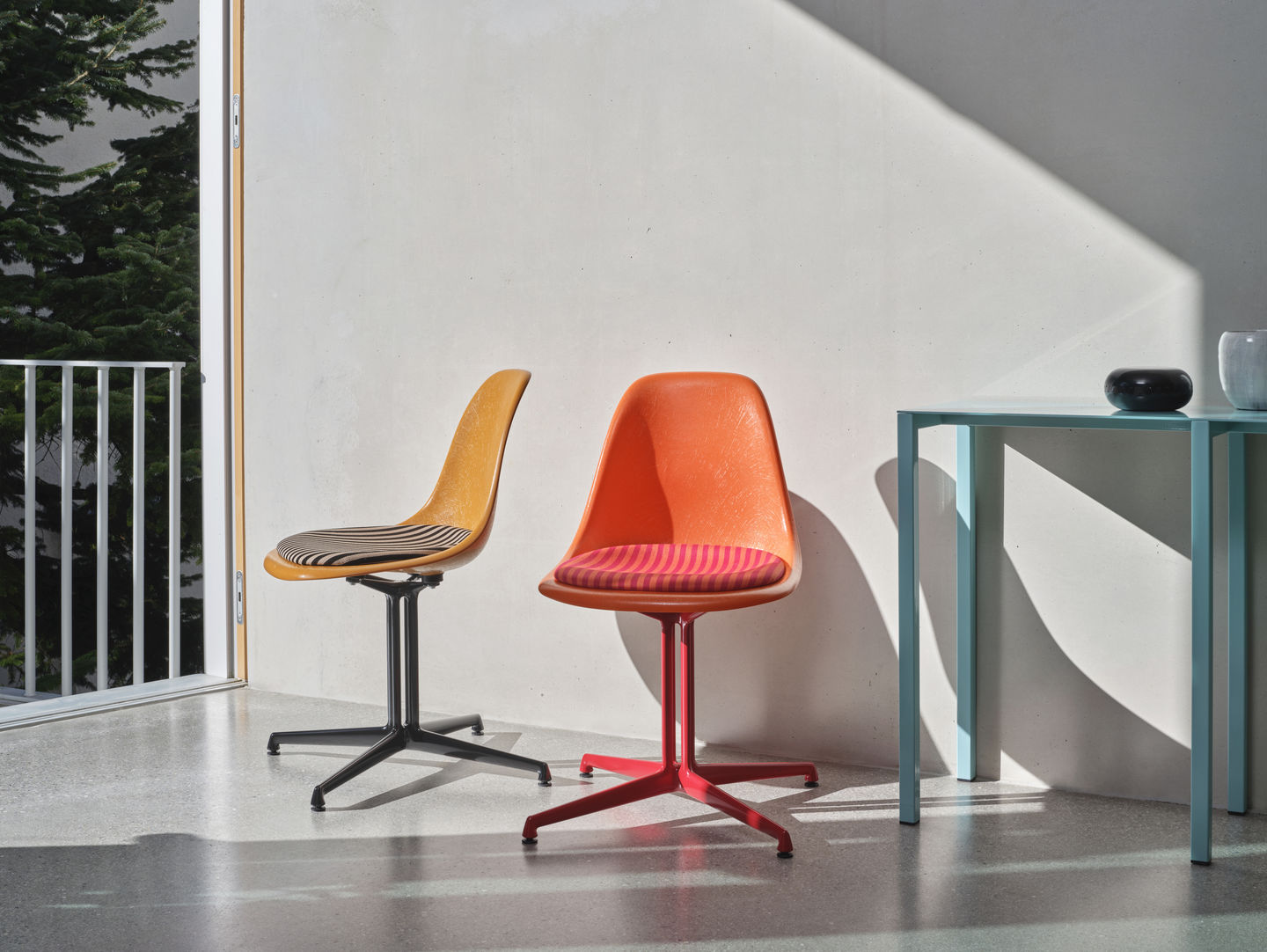Eames Fiberglass Side Chair La Fonda Ocker Dunkel Vitra LIMITED EDITION