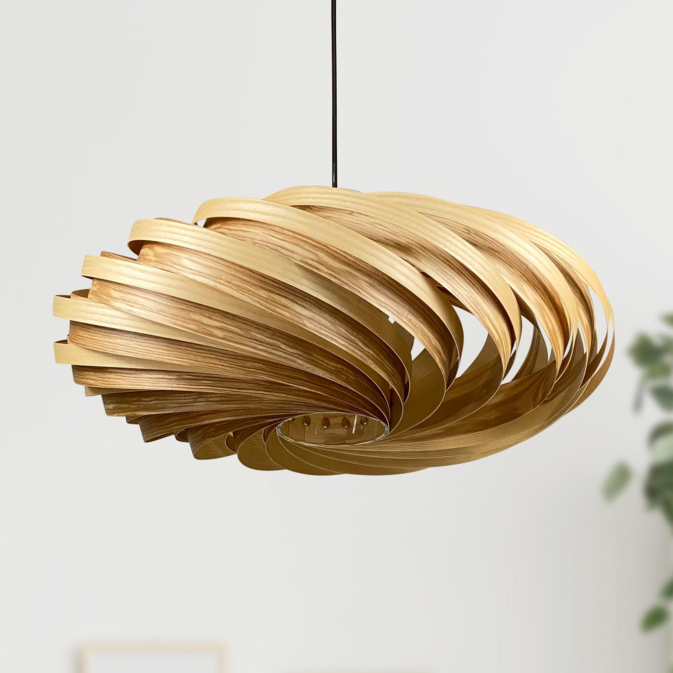 Veneria Hängeleuchte aus Olivesche von Gofurnit, moderne Holzlampe mit spiralförmigem Design für stilvolle Innenraumbeleuchtung.
