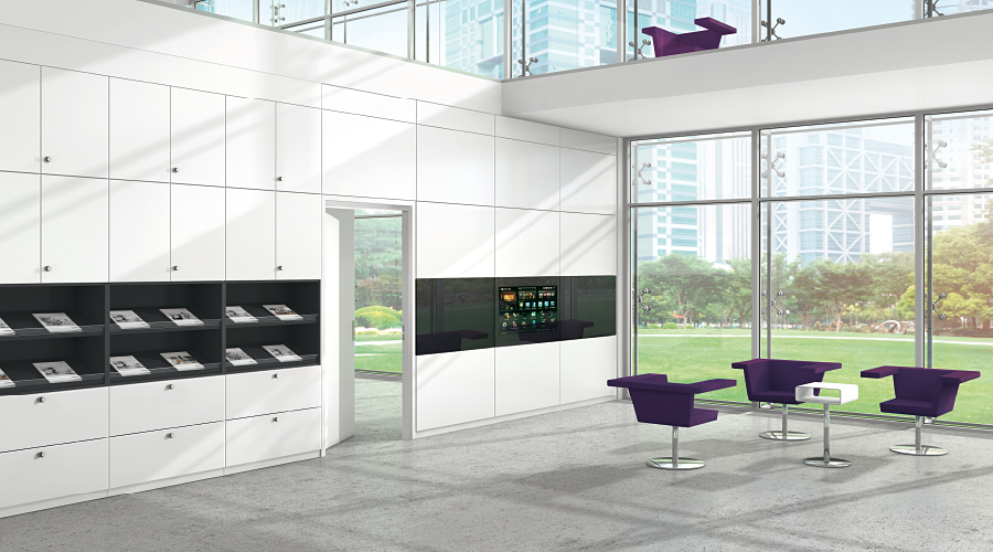 Allvia Schiebetürenschrank von Assmann Büromöbel: Weißer Büroschrank mit Schiebetüren und Regalen in modernem Büro.