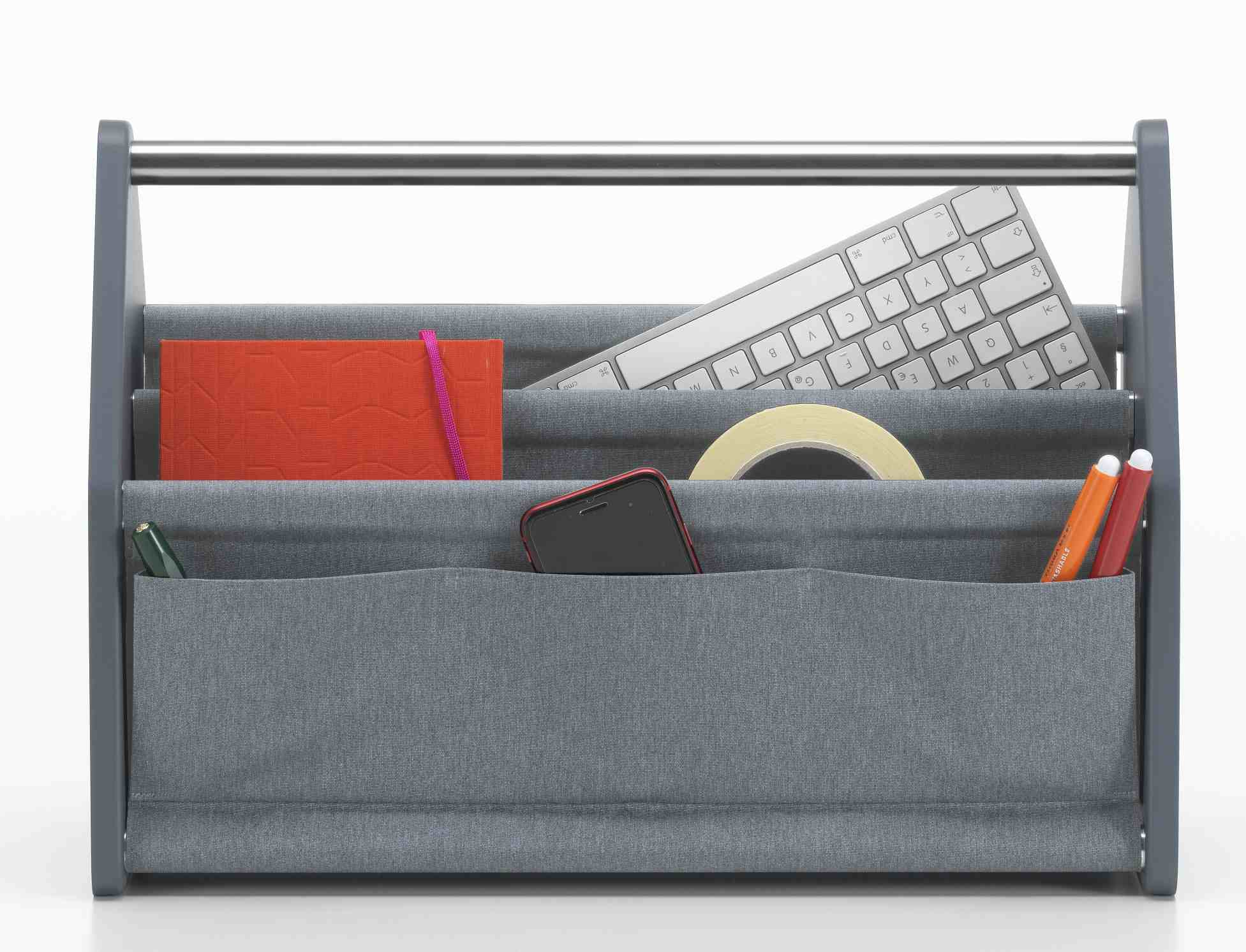 Vitra Locker Box in Meerblau gefüllt mit Büromaterialien wie Tastatur, Notizbuch und Stiften.