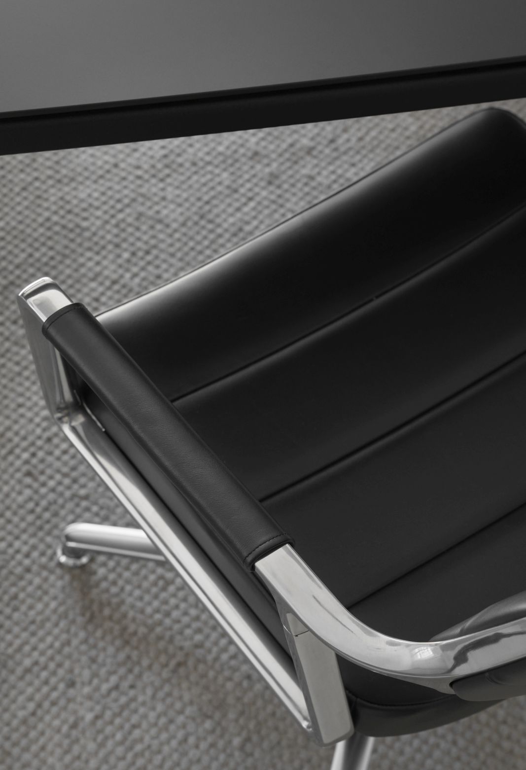 Vipp 453 / Vipp453 Drehstuhl Swivel Chair DARK SAND TEXTIL / POLIERTER ALURAHMEN MIT ROLLEN Vipp EINZELSTÜCK