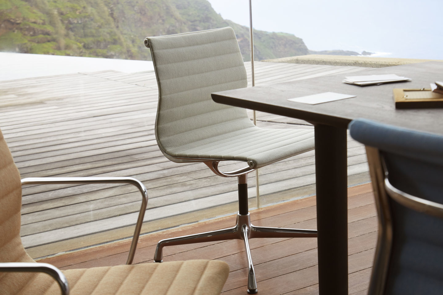Aluminium Chair EA 104 / EA104 Stuhl Vitra