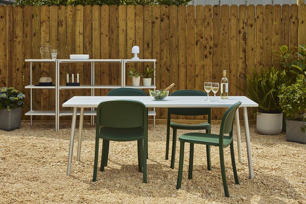 Emeco Run Shelf Regal in Schwarz/Esche im Außenbereich, mit Tisch und Stühlen. Modernes Design.