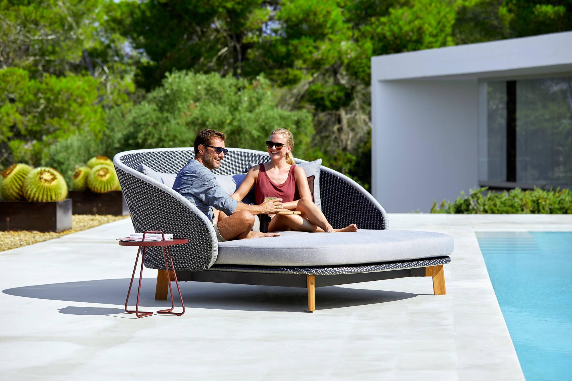 Peacock Outdoor Liege mit Tisch und Kissen Cane-Line