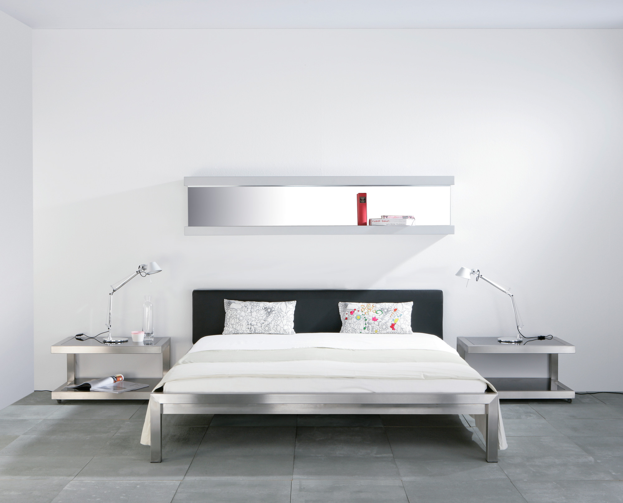 Pure Bett Edelstahl mit Polsterkopfteil 180 x 200 cm Hans Hansen