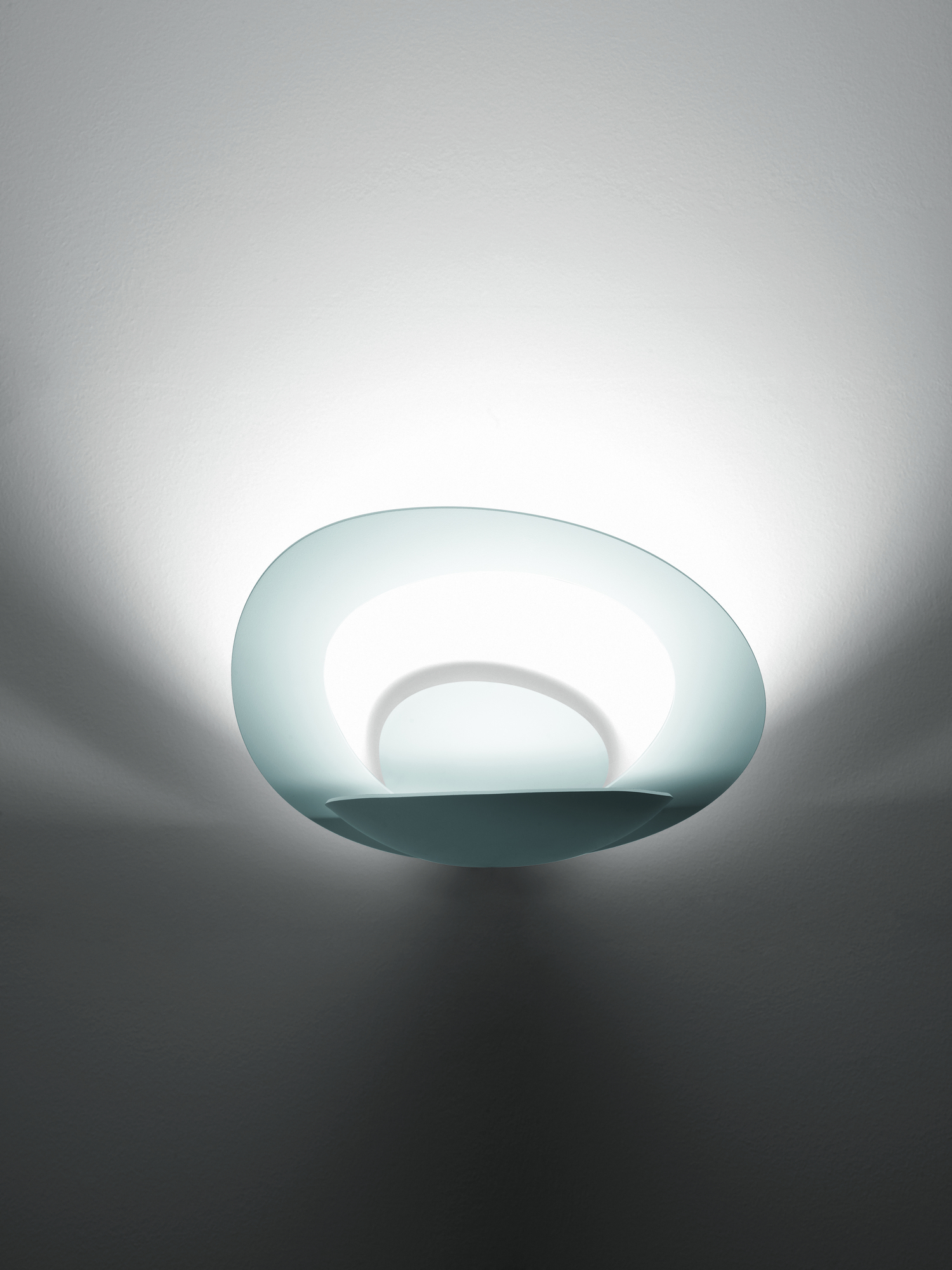 Weiße Pirce Micro LED Wandleuchte von Artemide, modernes Design für indirekte Beleuchtung im Wohnraum.