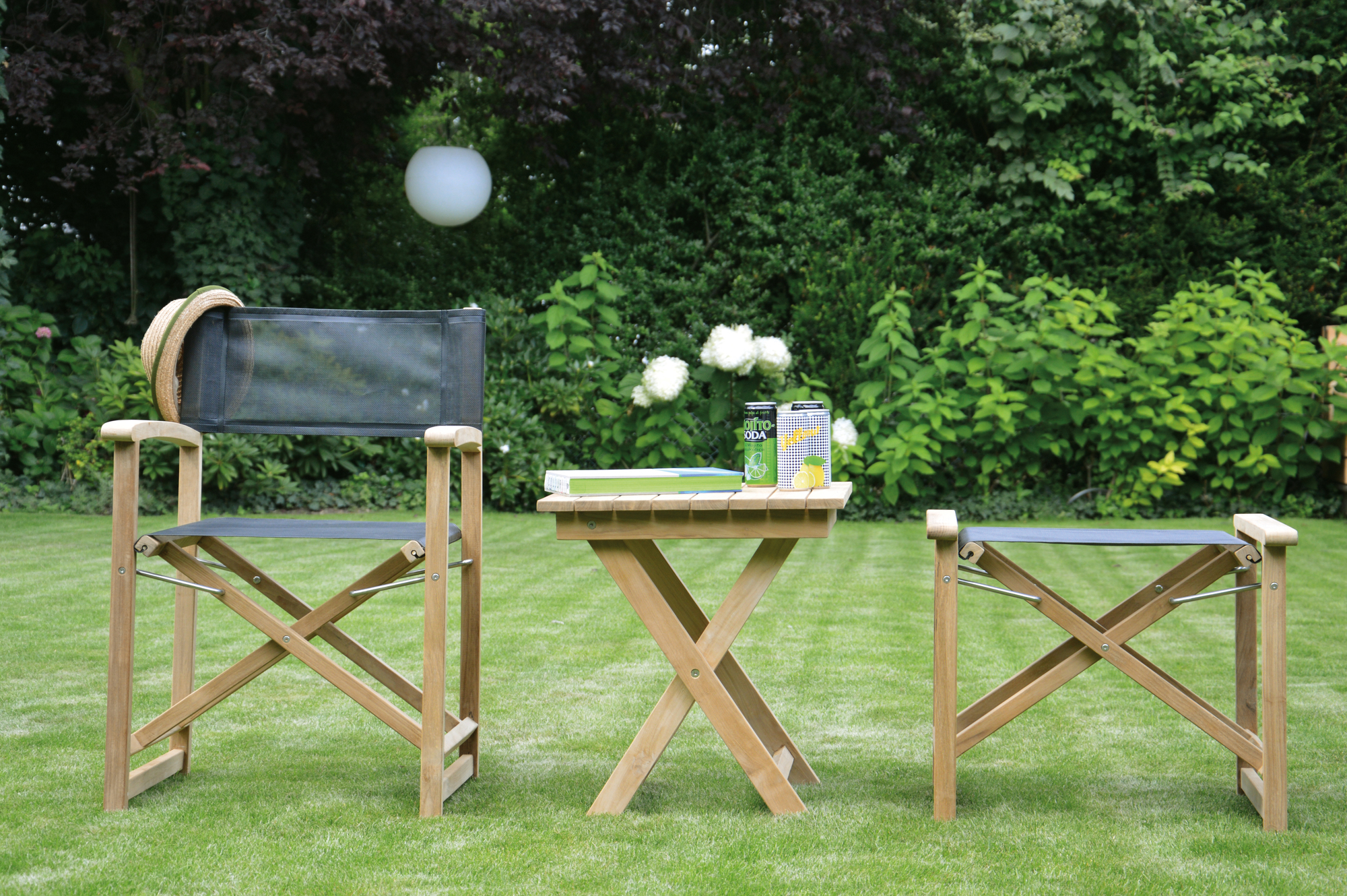 Urban Regiesessel von Jan Kurtz mit schwarzem Bezug und passendem Beistelltisch im Garten.