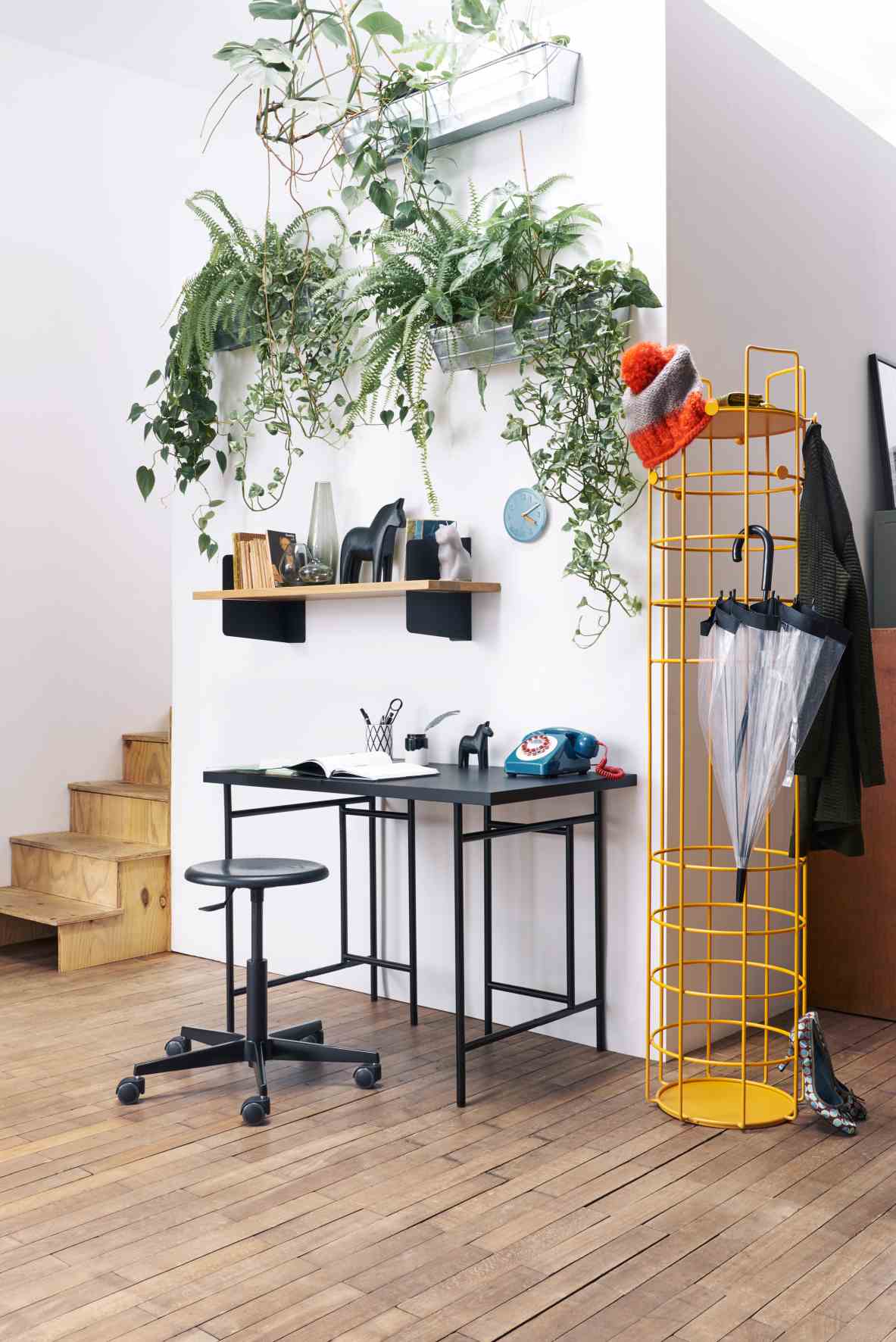 Blutorangefarbene Bazar Standgarderobe von Richard Lampert im Flur mit Schirm, Jacke und Mütze. Design Garderobenständer.