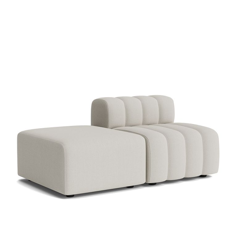 Beiges Norr11 Studio Outdoor Modulsofa mit Ottoman, modernes Design für Garten und Terrasse.