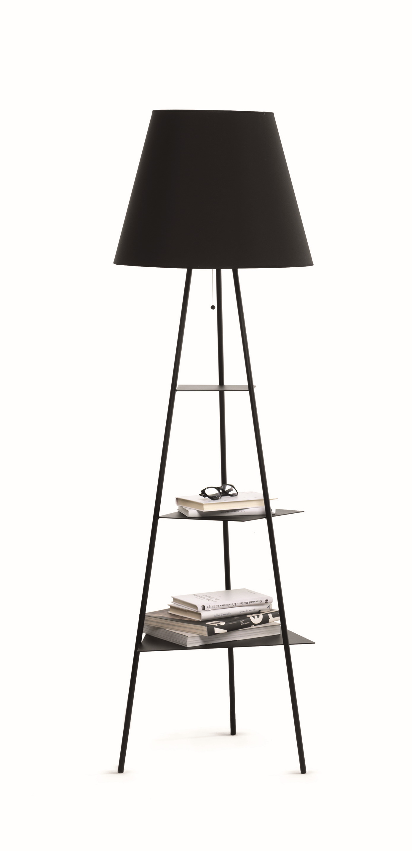 Schwarze Tribeca Stehlampe von Mogg mit Lampenschirm und integrierten Regalen für Bücher und Dekoration.