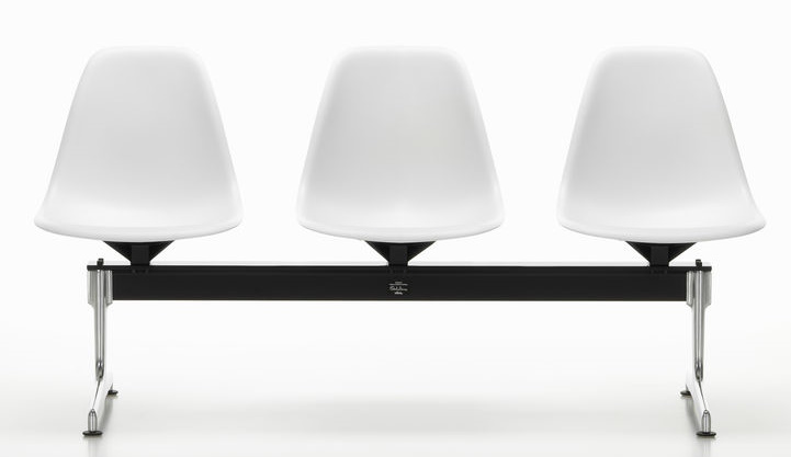 Eames Plastic Side Chair RE auf Traverse Vitra 