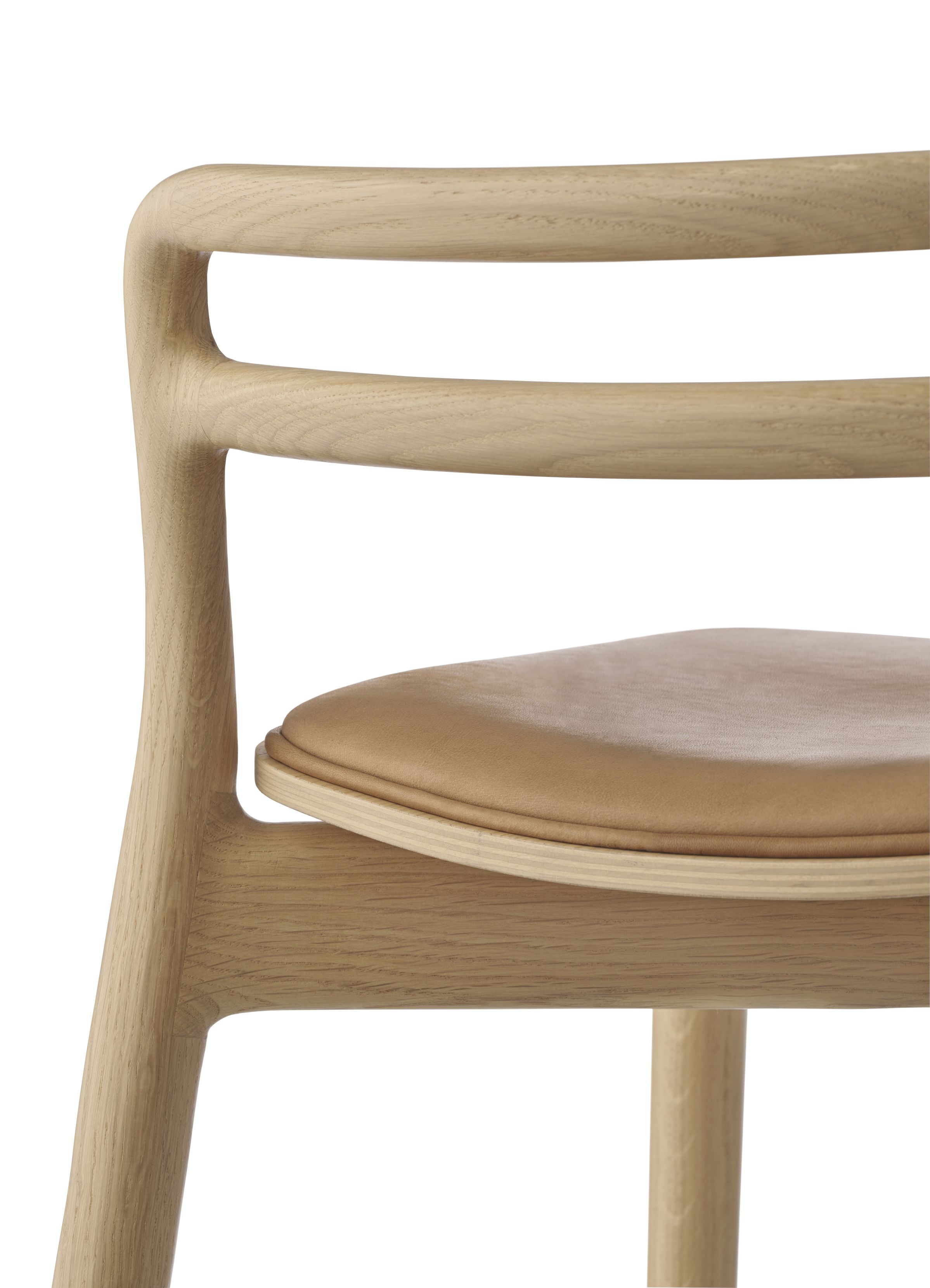 Detailaufnahme: Vipp Cabin Tresenstuhl hell, Holzgestell und Ledersitz, modernes Barhocker Design.