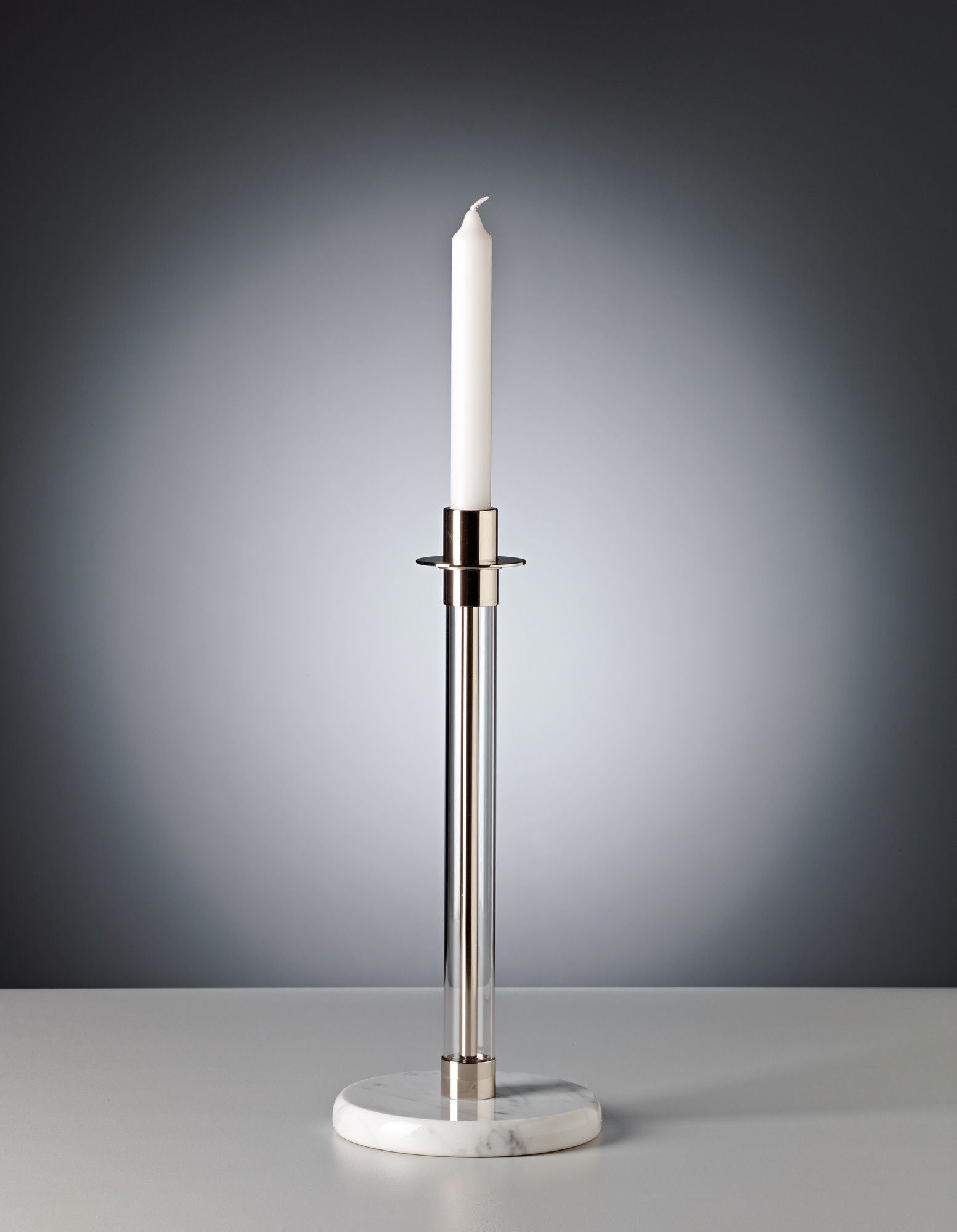 SL 30 Bauhaus Kerzenständer von Tecnolumen: Moderner Sabbatleuchter mit Marmorfuß und Kerze.