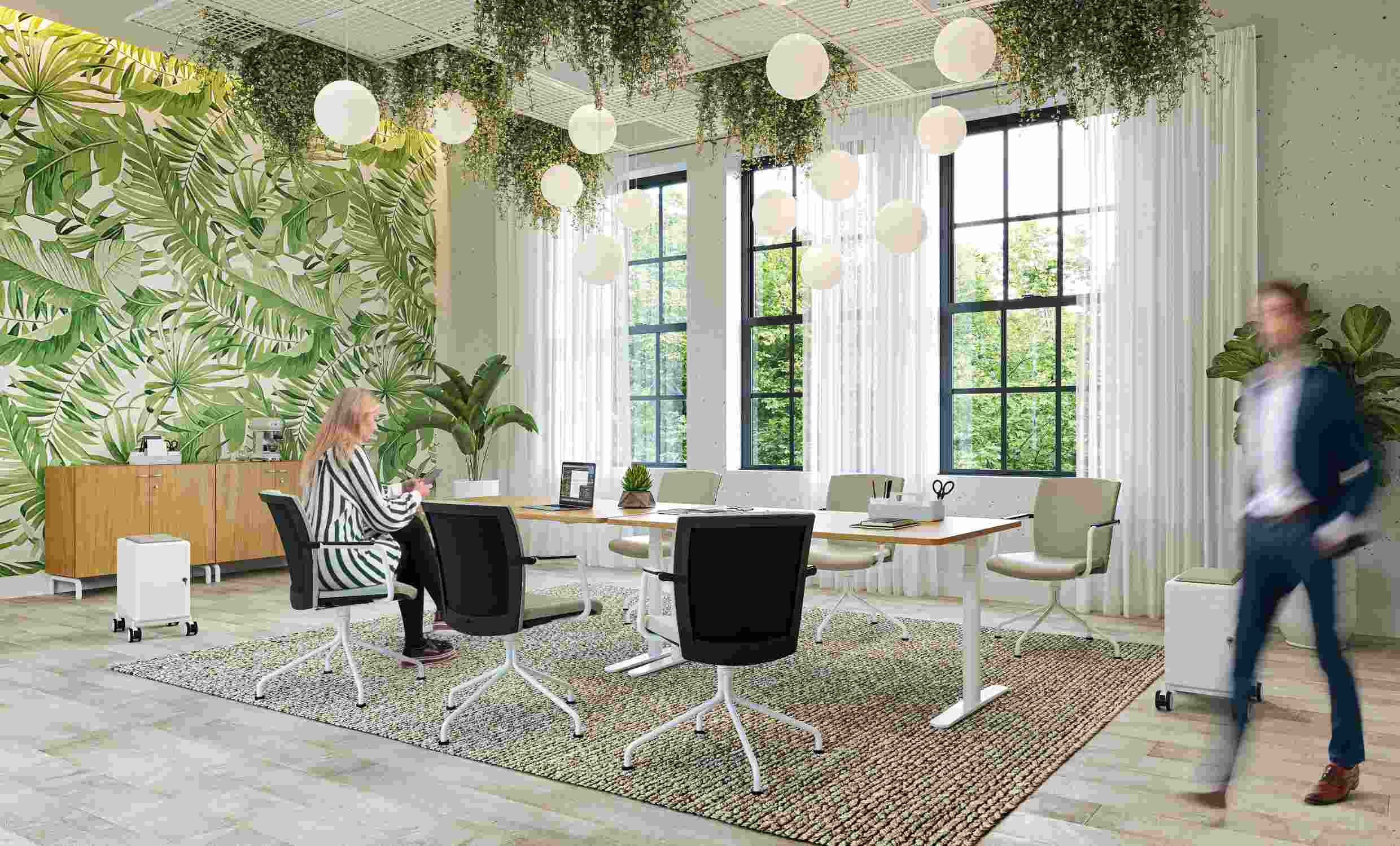 Büro mit Personalbox Container von König und Neurath, Schreibtisch, Stühlen und grüner Dekoration.