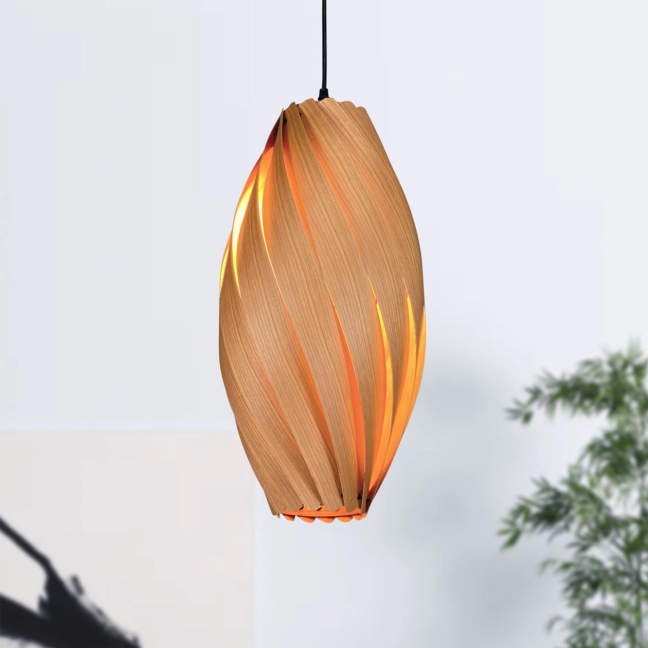 Ardére Hängeleuchte aus Kirschbaumholz, längliche Form, modernes Design für Wohnzimmer und Esszimmer.