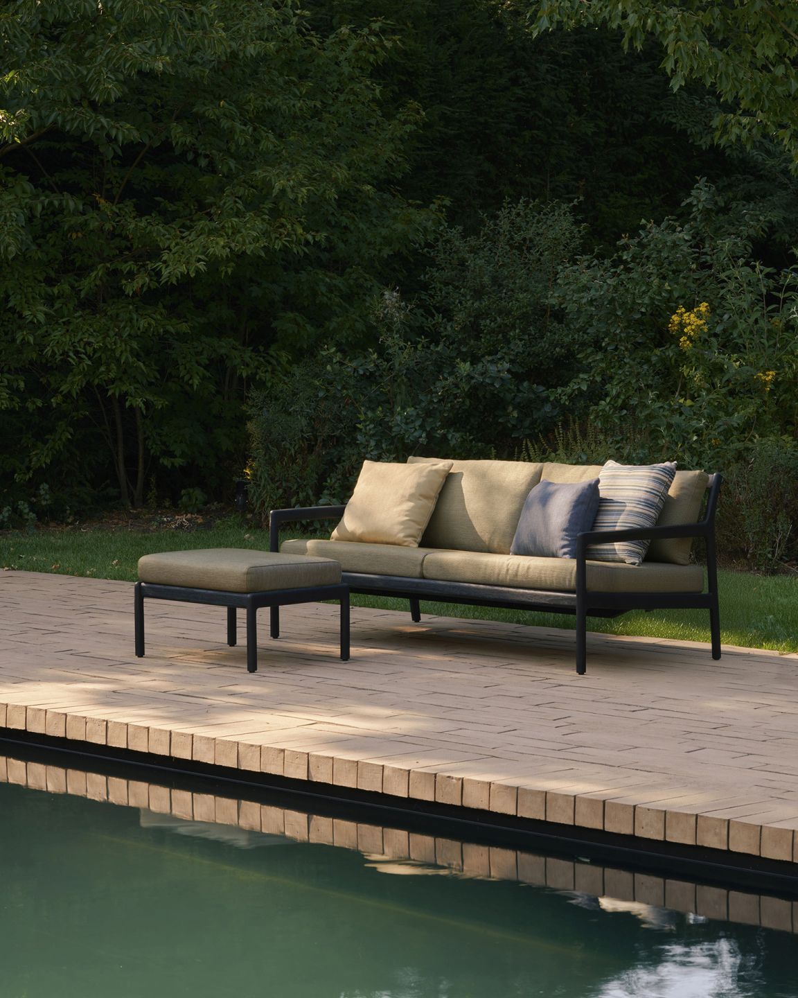 Jack Fußhocker Outdoor schwarz lackiertes Teakholz Ethnicraft