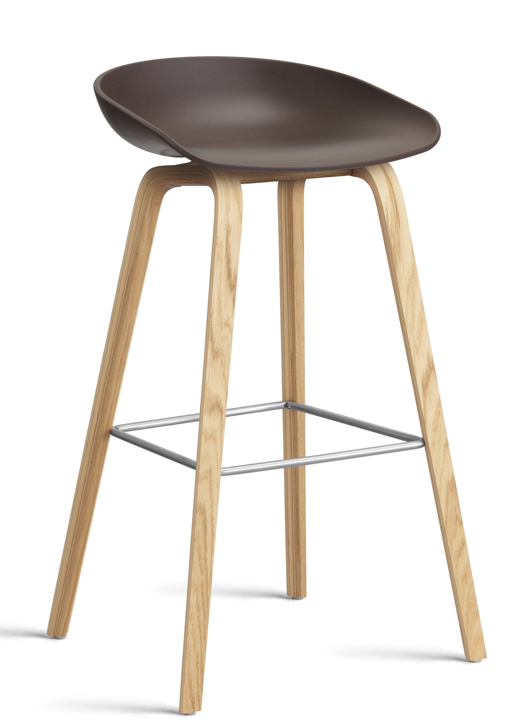 Hay About a Stool AAS32 Barhocker mit brauner Sitzschale und hellem Holzgestell.