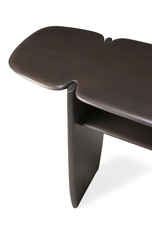 Detailansicht der dunklen Ethnicraft PI Konsole aus Mahagoni mit Ablagefläche.