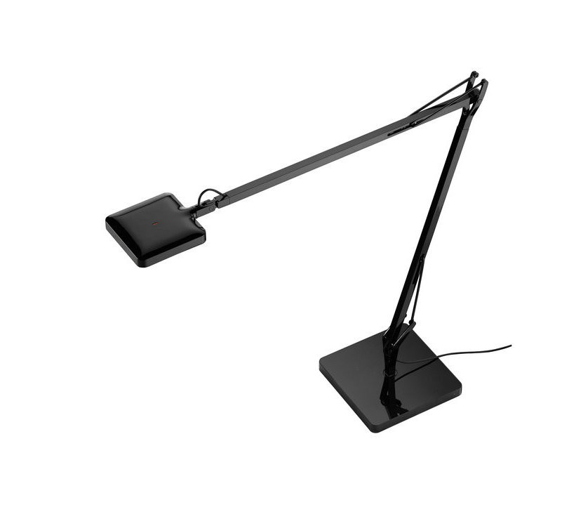 Anthrazitfarbene Kelvin LED Tischleuchte von Flos mit verstellbarem Arm und quadratischem Leuchtenkopf für Bürobeleuchtung.