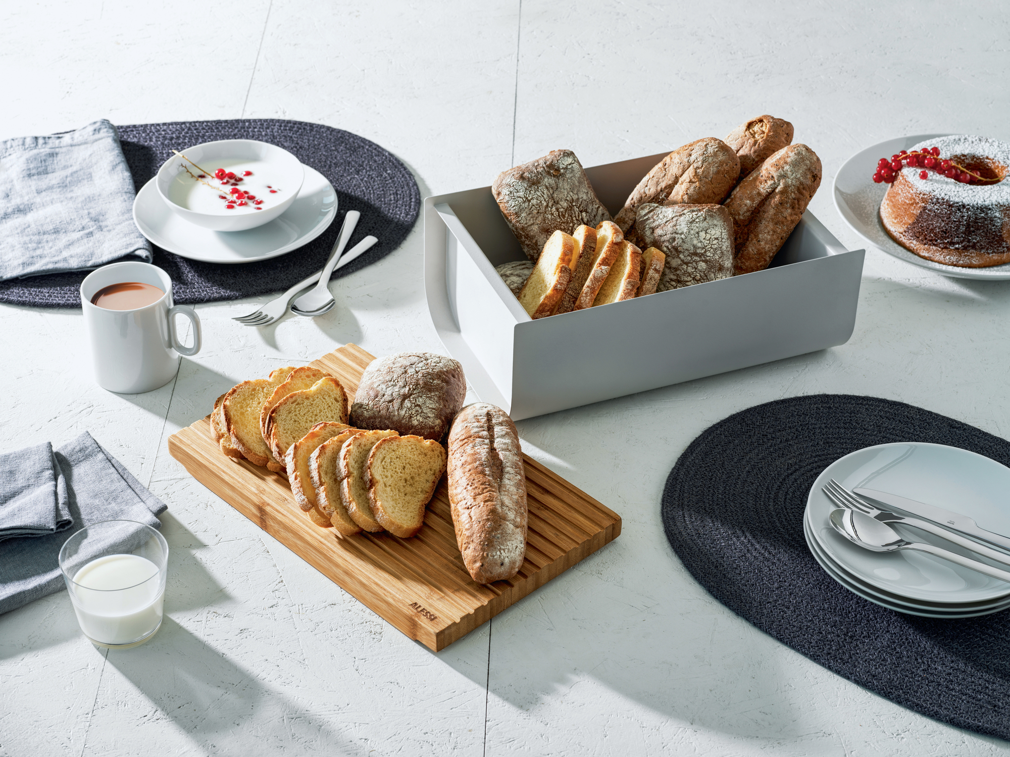 Mattina Brotkasten aus Stahl Warmes Grau Alessi