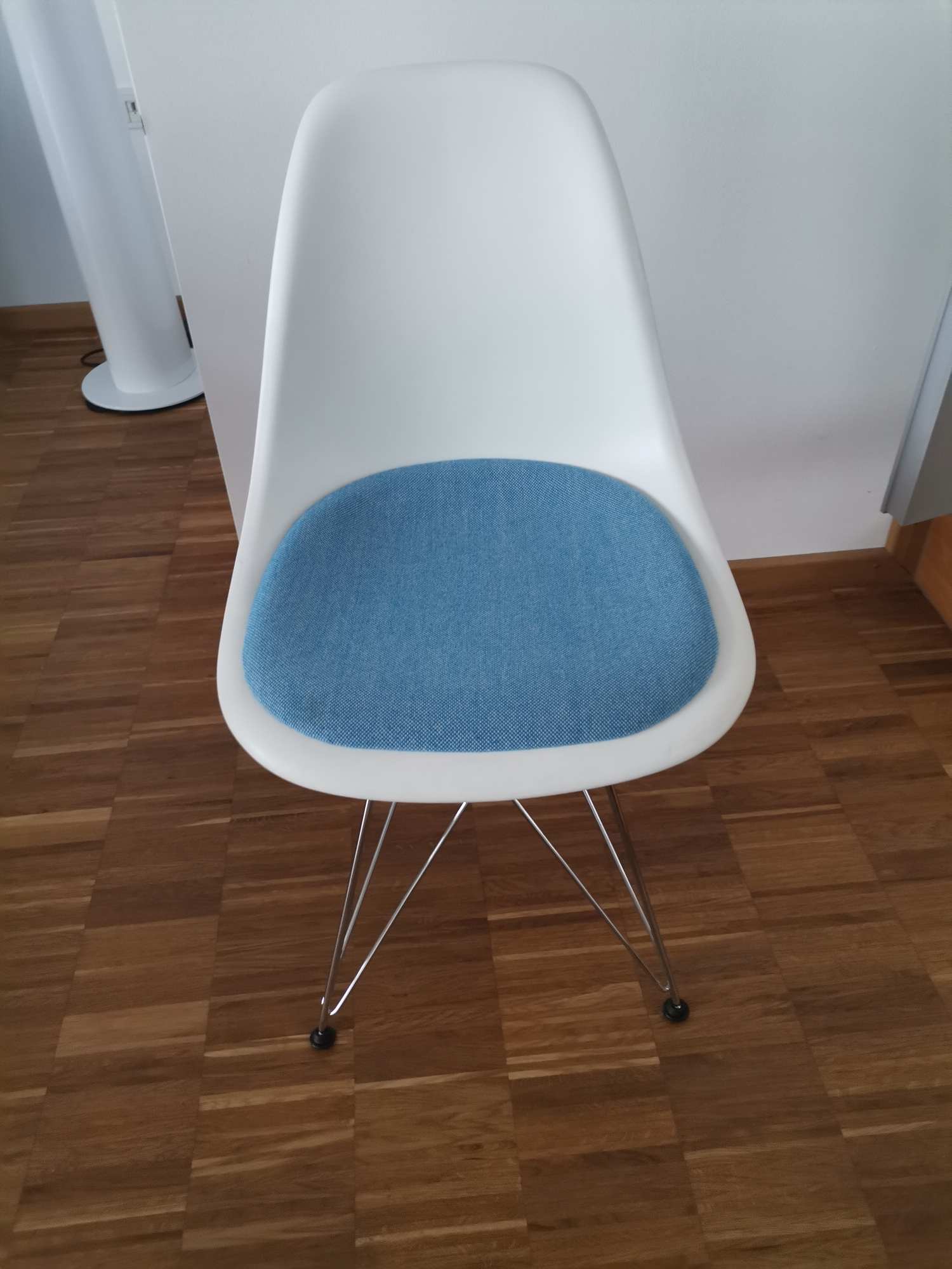 Eames Plastic Side Chair DSR Stuhl mit Sitzpolster Vitra Chrom - Hopsak BLAU, WEISS AUSSTELLUNGSSTÜCK