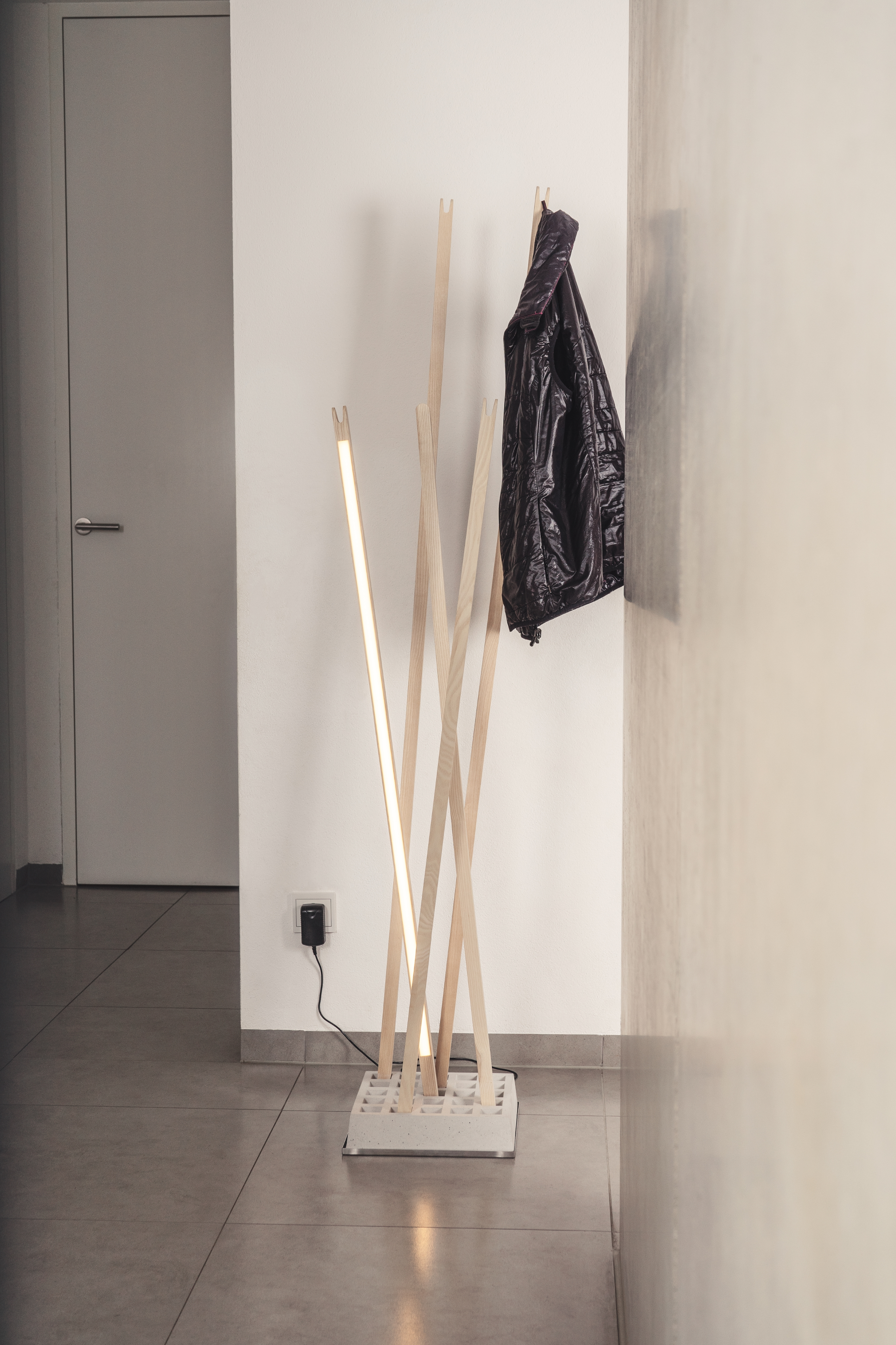 Pin Coat Garderobe / Pin Light Leuchte Moormann