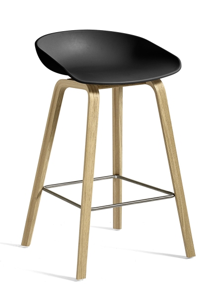 Schwarzer About a Stool AAS32 Barhocker von Hay mit hellem Holzgestell und Fußstütze.