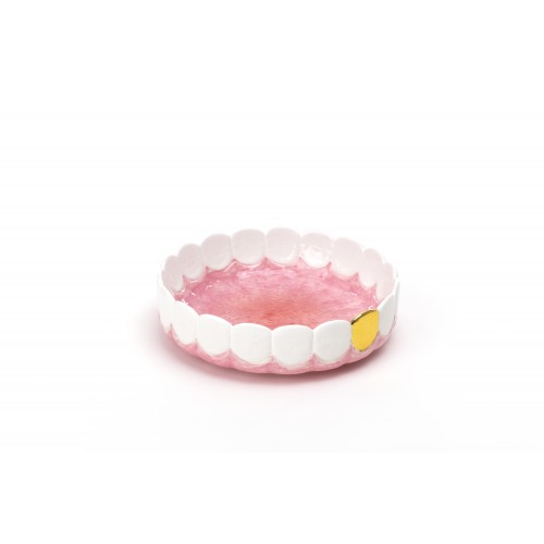 Holy Smokes Aschenbecher von Seletti: Schälchen in Zahnform mit Goldzahn, pinke Füllung.