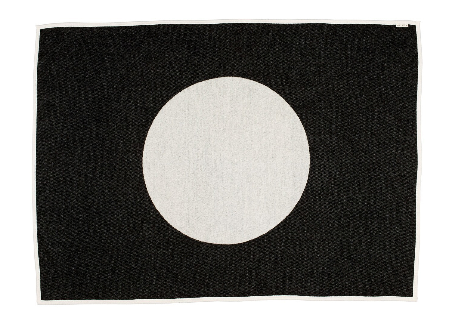 Vera Wolldecke von Pappelina, 140x180 cm, schwarz mit großem weißen Kreis, moderne Wohndecke.