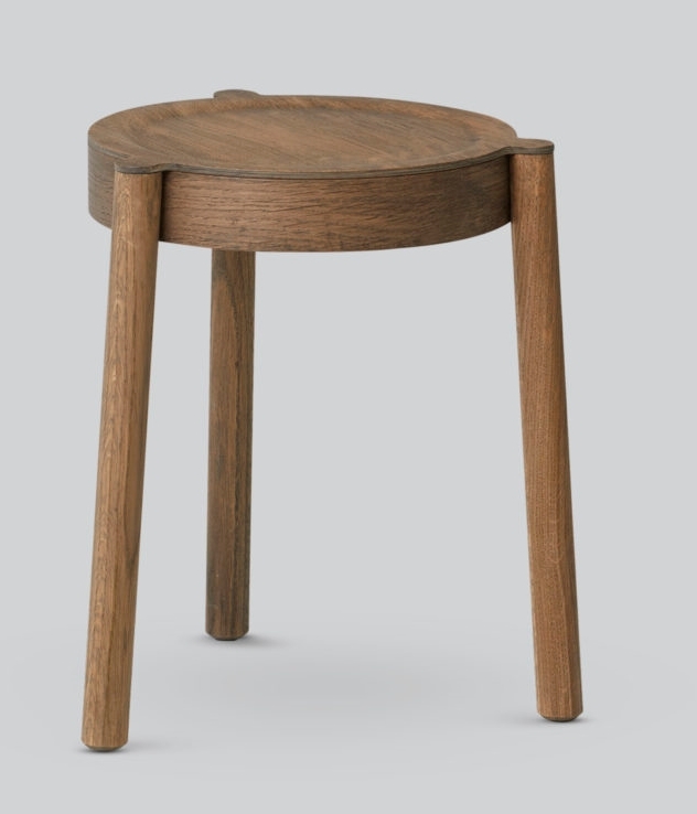 Pal Hocker: Stapelbarer Hocker aus geräucherter Eiche mit runder Sitzfläche und drei Beinen.