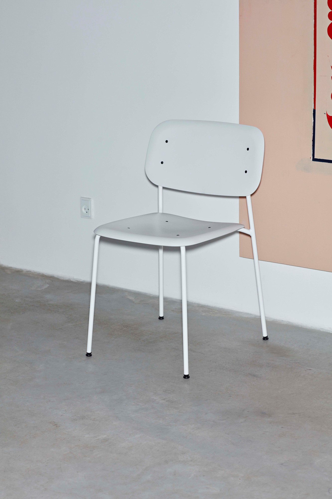 Grauer Soft Edge Stuhl von Hay, minimalistisches Design mit Stahlbeinen für Esszimmer und Büro.