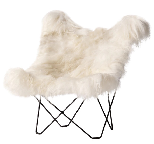 Iceland Mariposa Sessel mit weißem Schaffellbezug und schwarzem Metallgestell. Gemütlicher Butterfly Chair.