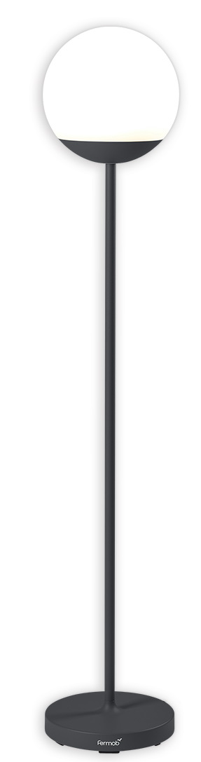Anthrazitfarbene Mooon! Stehleuchte von Fermob, Höhe 134 cm, mit runder, weißer Leuchtkugel.