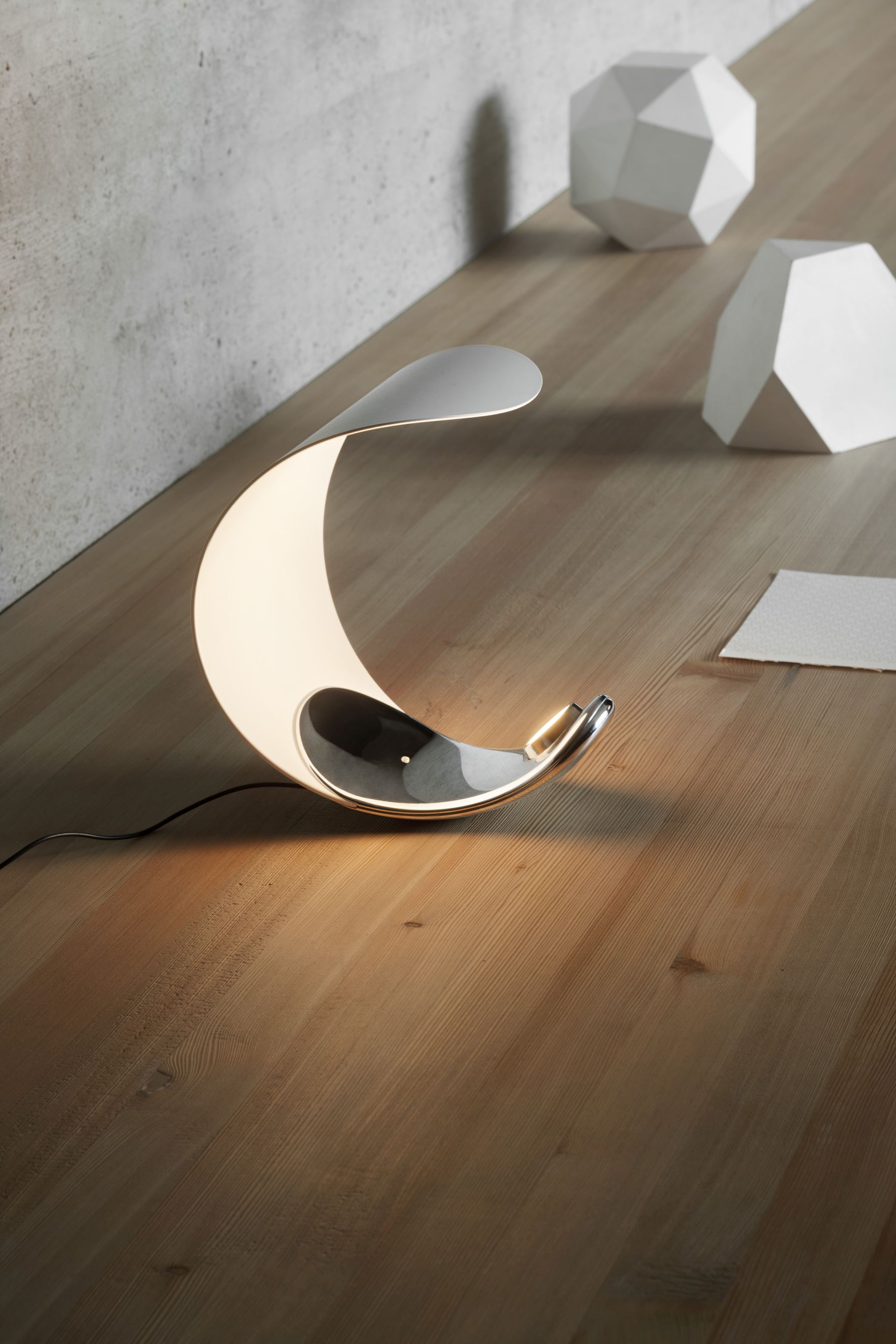 D76 Curl Tischleuchte Luceplan