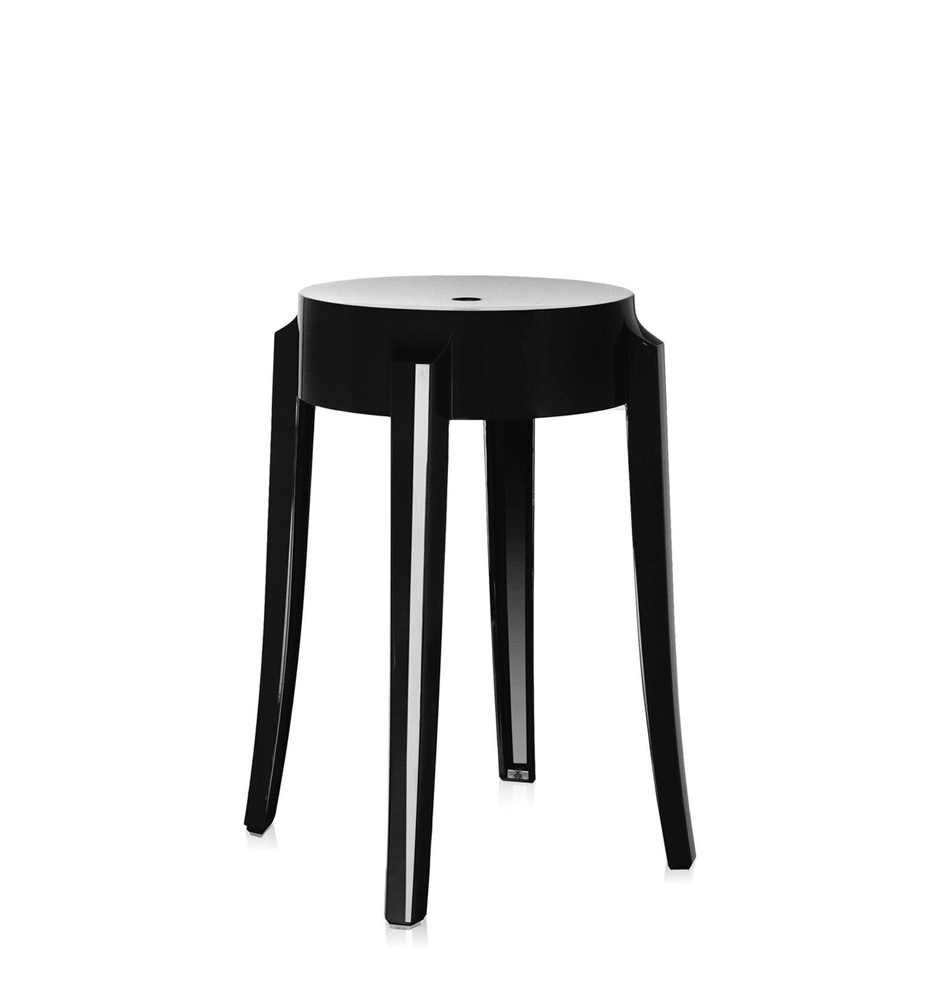 Schwarzer Charles Ghost Hocker von Kartell mit drei Beinen auf weißem Hintergrund. Design Hocker.