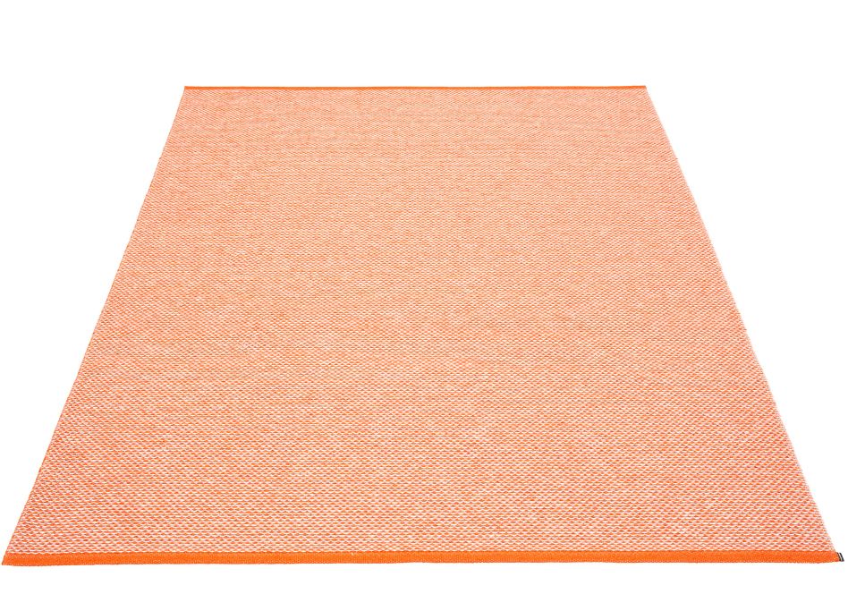 Orangefarbener Effi Kunststoffteppich von Pappelina, 230x320 cm, gewebt und robust für Innen- und Außenbereich.