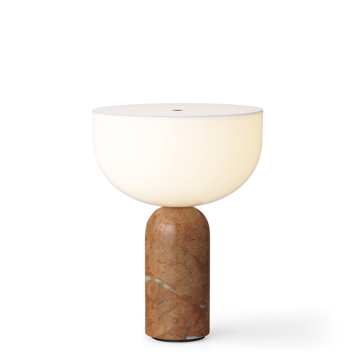 Kizu Tischleuchte von New Works: Tragbare Lampe mit Marmorfuß und weißem Lampenschirm.