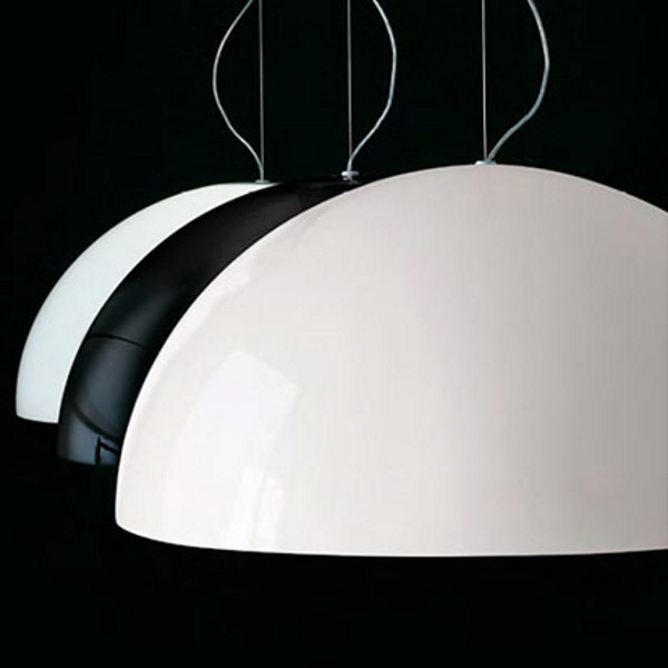 Nahaufnahme der Oluce Sonora Pendelleuchte in Weiß und Schwarz, modernes Design.