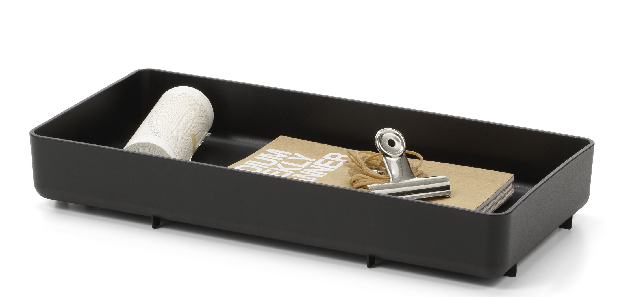 Dunkelgraues Chap Tray RE Tablett von Vitra mit Büroartikeln wie Notizblock und Gummibändern.