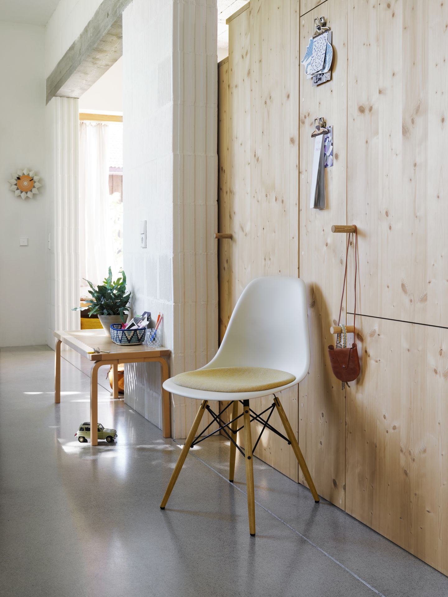 Eames Fiberglass Chair DSW Stuhl mit Sitzpolster Vitra