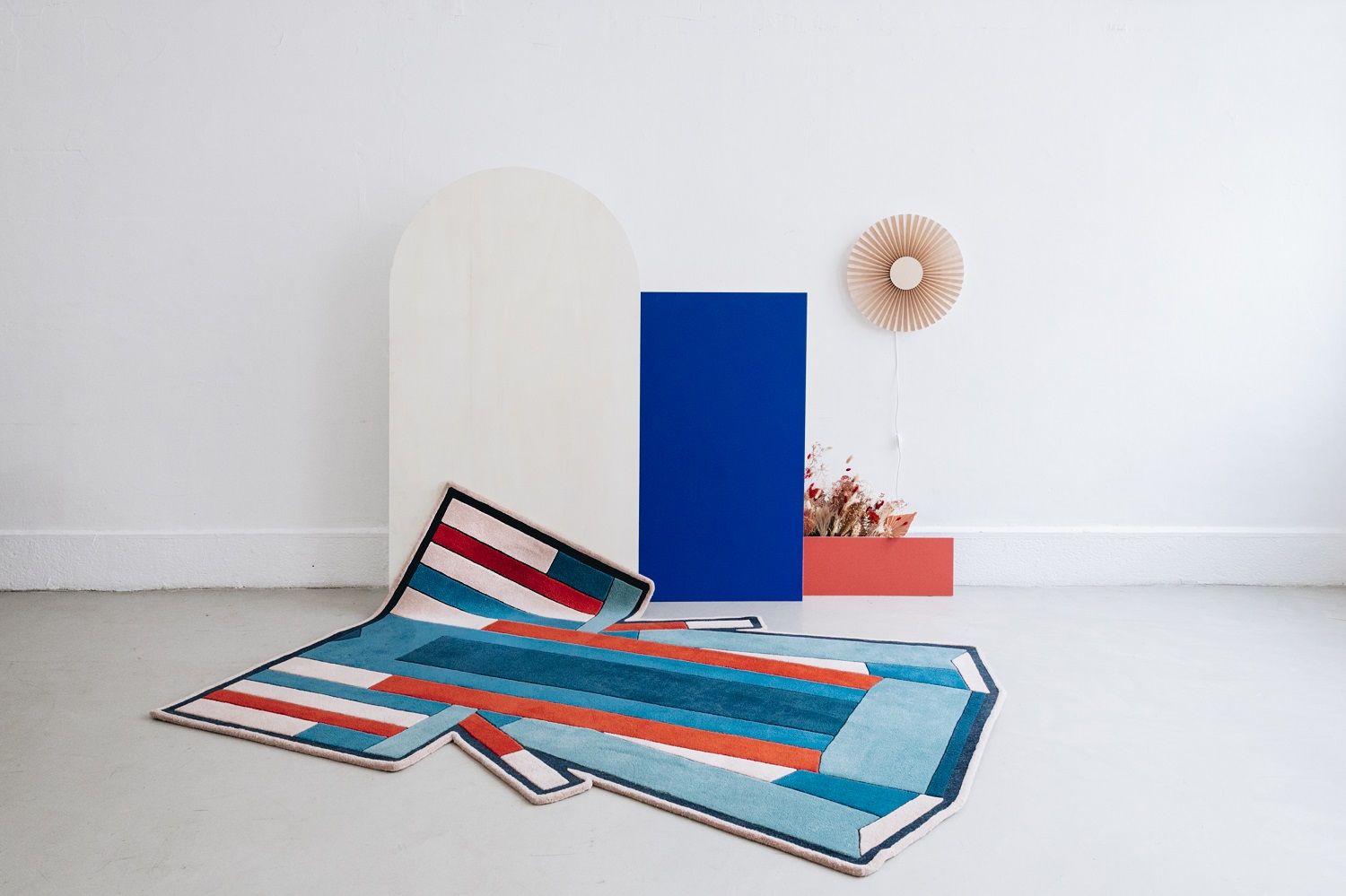 Inès Carpet Teppich Hartô Grau mit geometrischem Muster in Blau, Rot und Beige. Moderner Teppich.