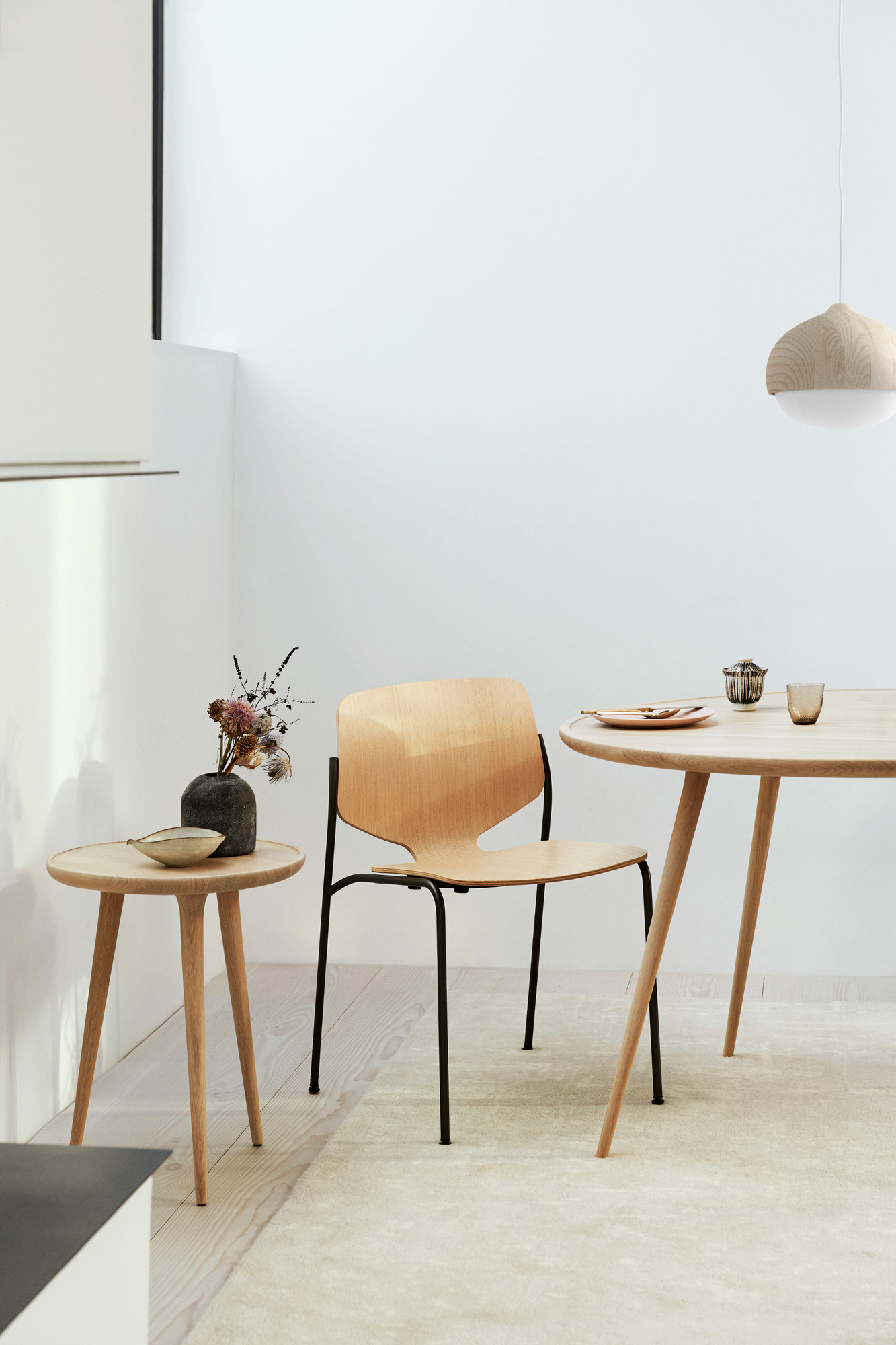 Accent Cafe Table von Mater aus Eiche natur matt in minimalistischem Interieur mit Stuhl und Beistelltisch.