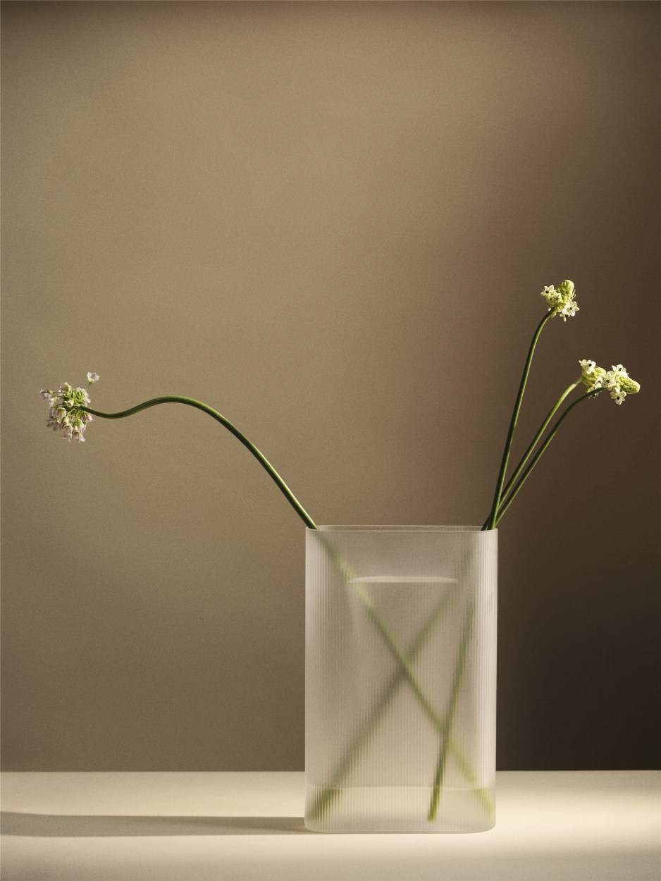 Ridge Vase Muuto Milchglas Hellblau H 35 cm