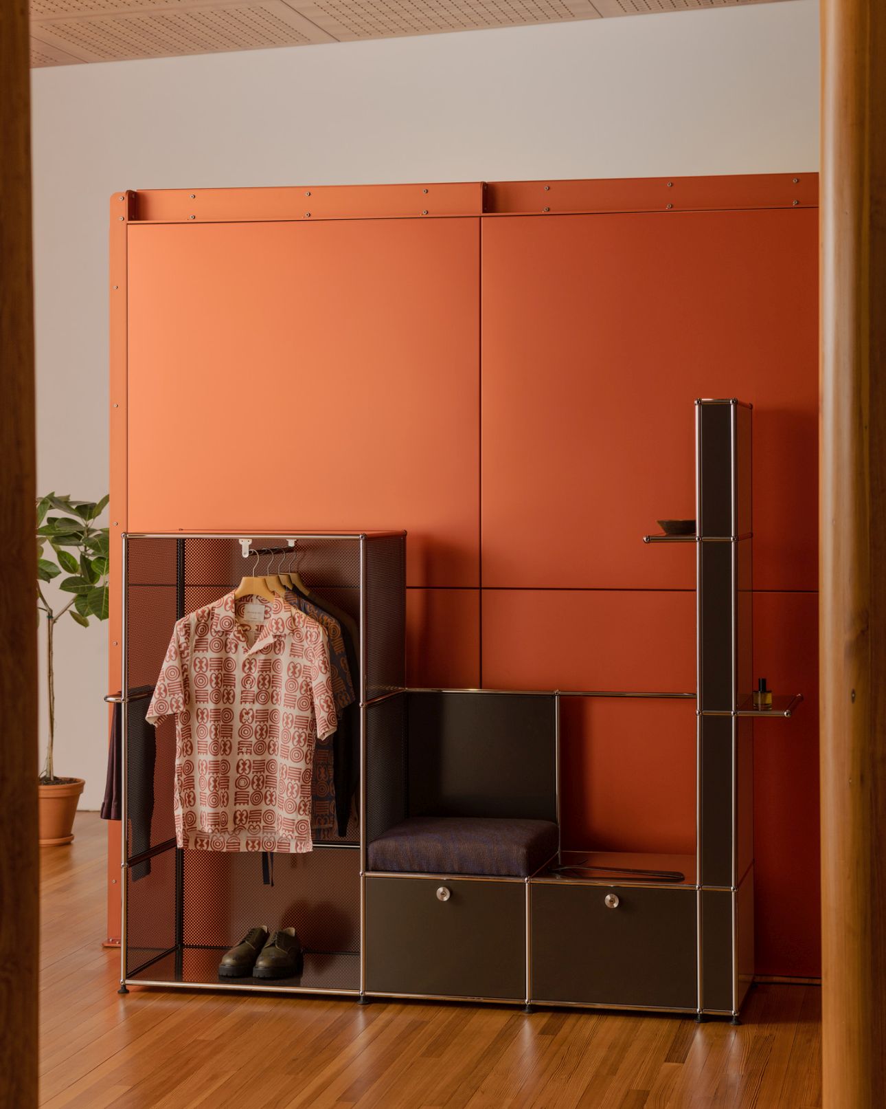 Okinka Garderobe USM Haller x Armando Cabral