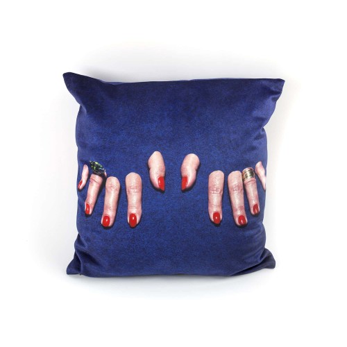 Toiletpaper Kissen Fingers Seletti: Quadratisches, blaues Dekokissen mit aufgedruckten, roten Fingernägeln und Ringen.