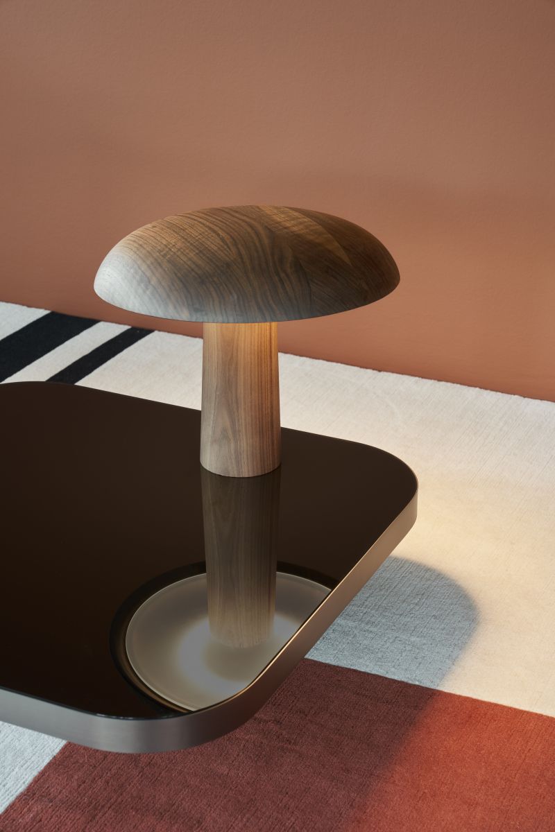 Detailaufnahme der ClassiCon Mushroom Lampe aus Holz auf einem dunklen Tisch, stilvolles Wohnaccessoire.