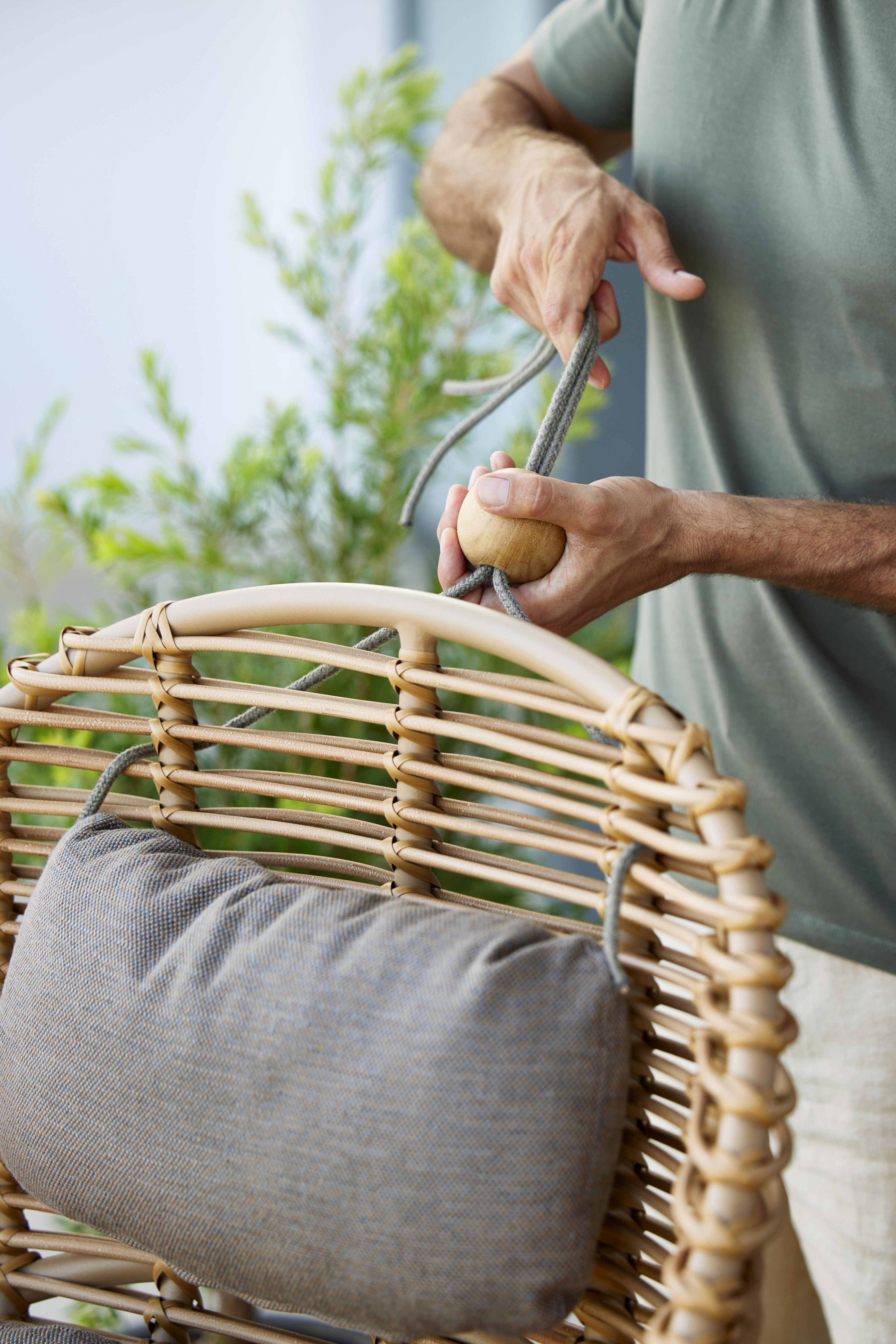 Hive Highbacksessel mit Beinen aus Teak Cane-Line